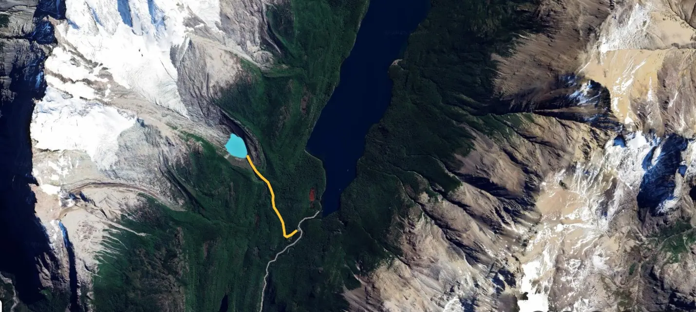 Mapa satelital del sendero al glaciar huemul desde el Lago del Desierto con trazo destacado y laguna turquesa
